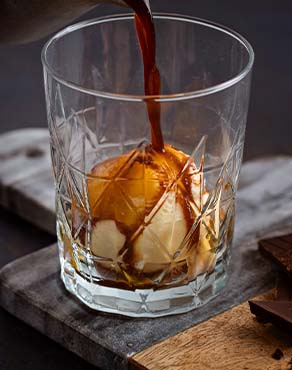 Un affogato en preparación con Espresso Intenso NESCAFÉ® Dolce Gusto® 