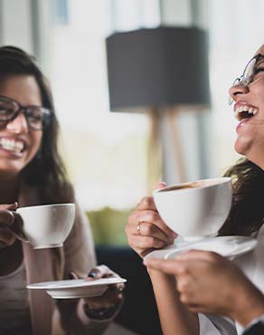 Un par de amigas disfrutando de un Lungo Colombia NESCAFÉ® Dolce Gusto® en preparación