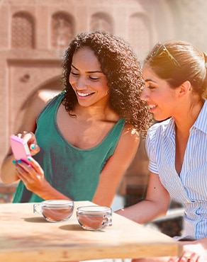 Unas amigas imaginando que están en un tour del café internacional con un Tea Chai Latte