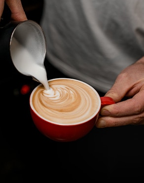 Un barista haciendo que tu home shower sea una experiencia de café