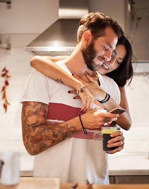 Una pareja disfrutando de un café especial con el Americano NESCAFÉ® Dolce Gusto® 