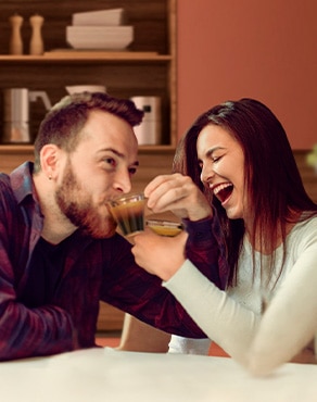 Una pareja disfrutando un café premium de NESCAFÉ® Dolce Gusto®  