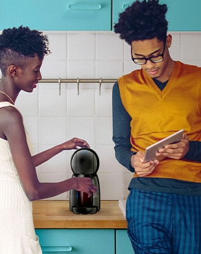 Una pareja preparando un café especial NESCAFÉ® Dolce Gusto® en segundos 