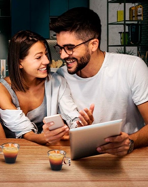 Una pareja disfrutando el tour del café en casa con un Espresso Intenso 