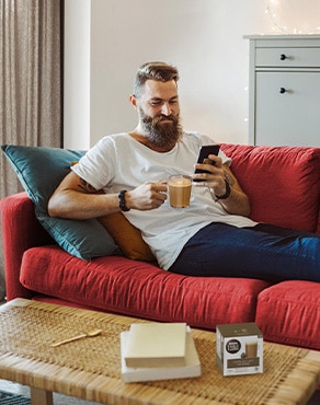 Una persona disfrutando de un tour del café con un Au Lait 